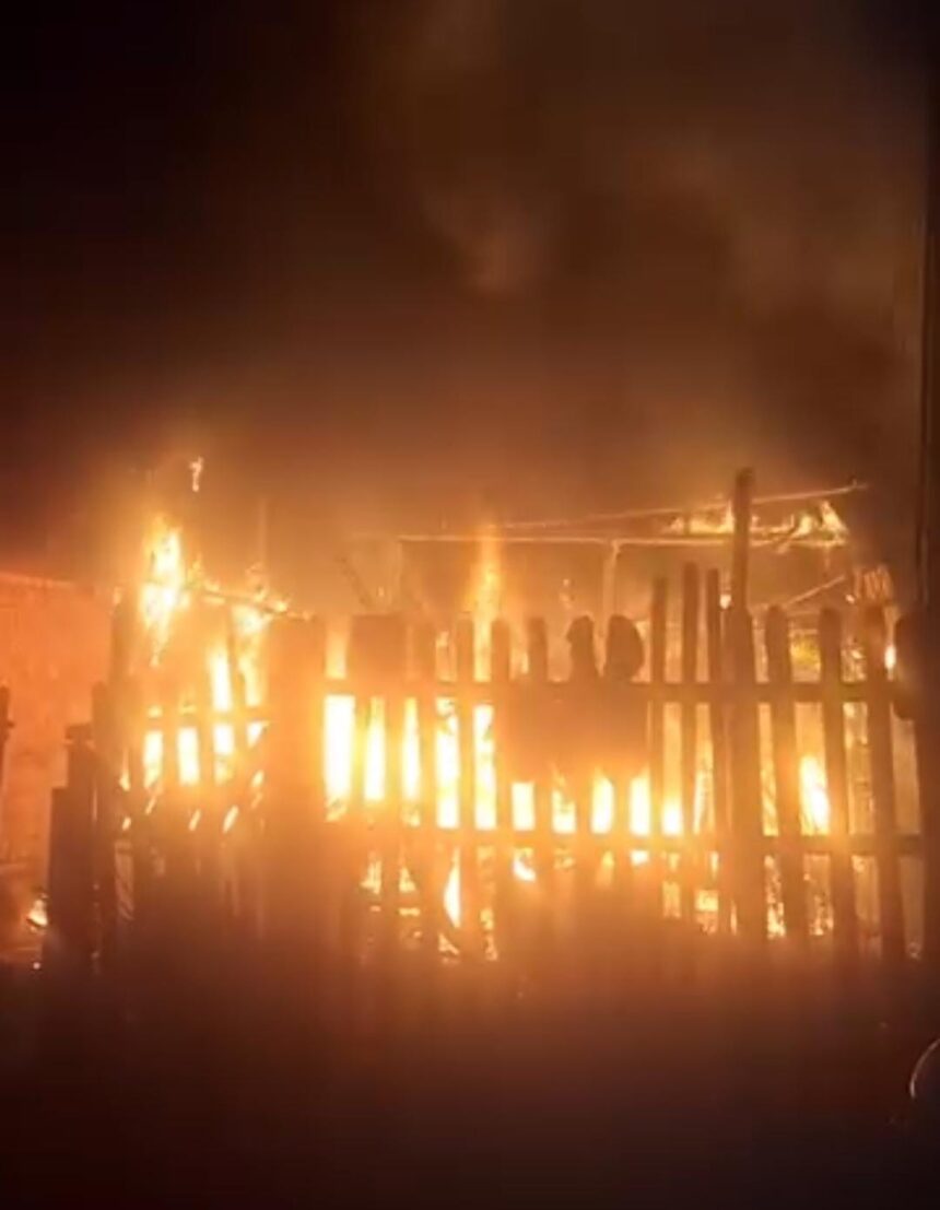 Casa é destruída por incêndio durante a noite em Plácido de Castro Casa é destruída por incêndio durante a noite em Plácido de Castro