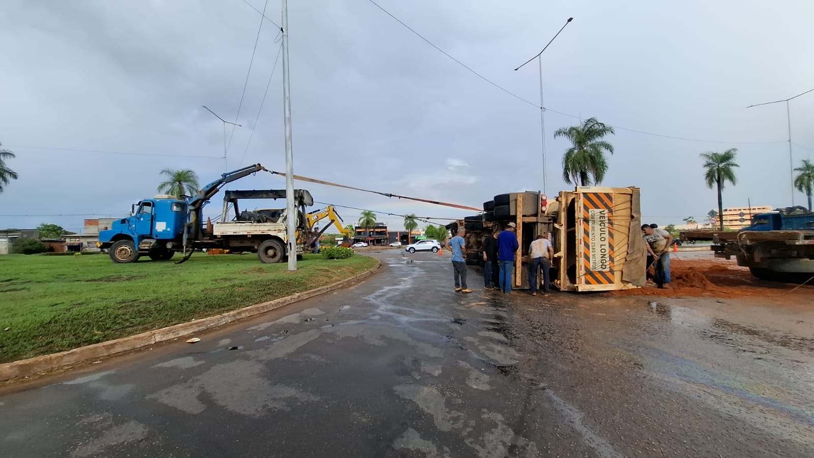 Pane mecânica provoca tombamento de carreta na rotatória da Avenida Amadeo Barbosa em Rio Branco