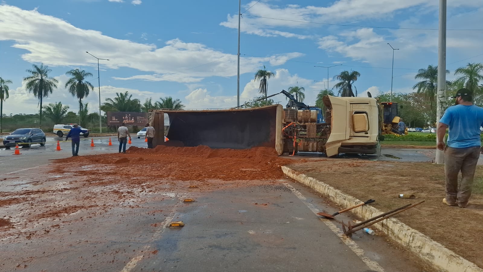 Pane mecânica provoca tombamento de carreta na rotatória da Avenida Amadeo Barbosa em Rio Branco
