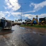Pane mecânica provoca tombamento de carreta na rotatória da Avenida Amadeo Barbosa em Rio Branco