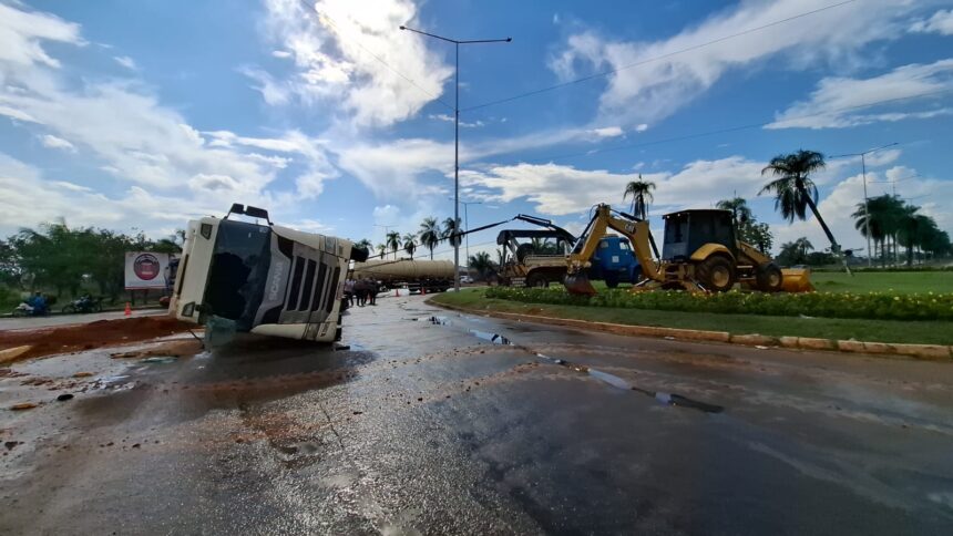 Pane mecânica provoca tombamento de carreta na rotatória da Avenida Amadeo Barbosa em Rio Branco