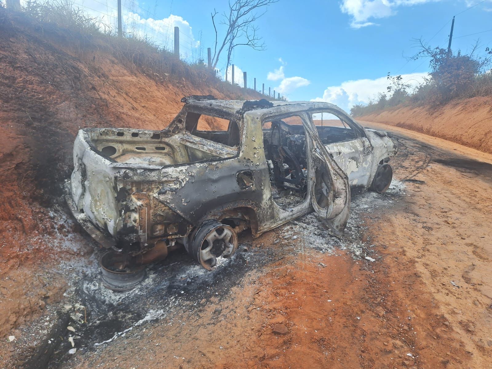 Caminhonete pega fogo e fica totalmente destruída na zona rural de Brasiléia; antigo proprietário assume prejuízo de R$ 80 mil