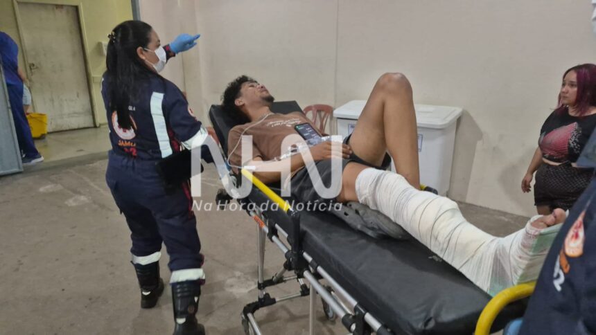 Entregador sofre fratura exposta após motorista invadir preferencial e fugir do local do acidente em Rio Branco Entregador sofre fratura exposta após motorista invadir preferencial e fugir do local do acidente em Rio Branco