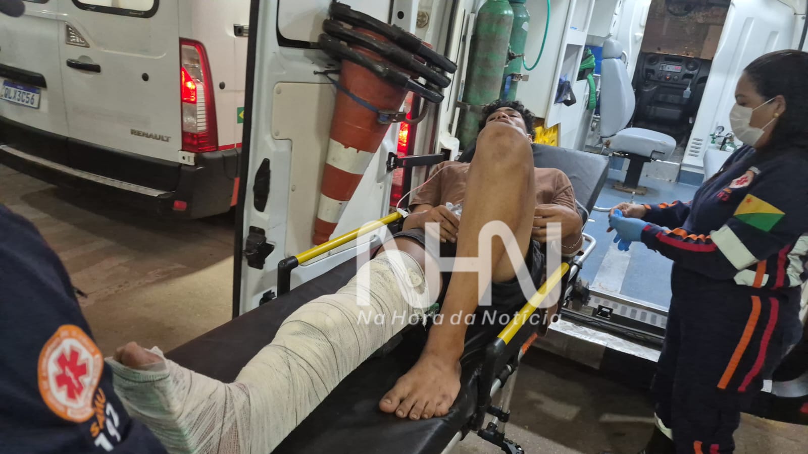 Entregador sofre fratura exposta após motorista invadir preferencial e fugir do local do acidente em Rio Branco Entregador sofre fratura exposta após motorista invadir preferencial e fugir do local do acidente em Rio Branco