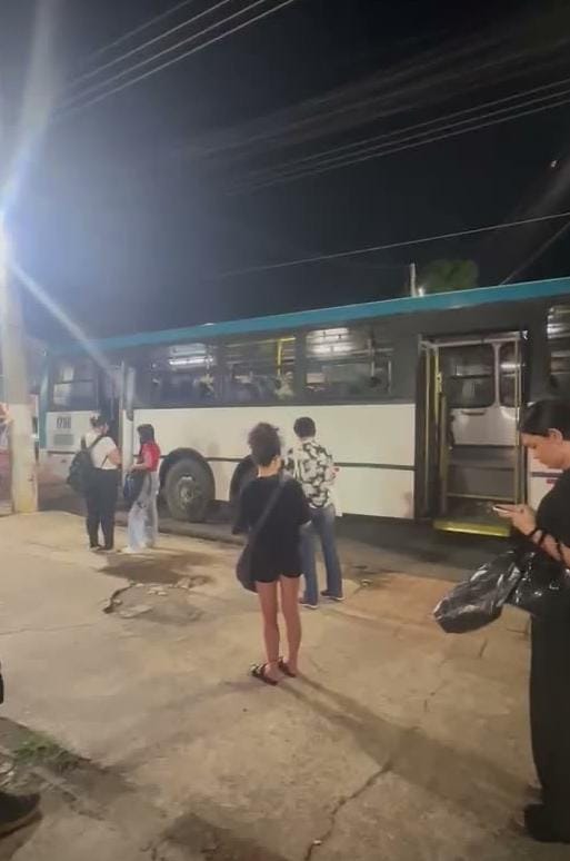 Ônibus quebra no centro de Rio Branco e deixa passageiros na rua