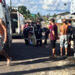 Três ficam feridos após desobedecer placa de Pare e bater de moto em Cruzeiro do Sul