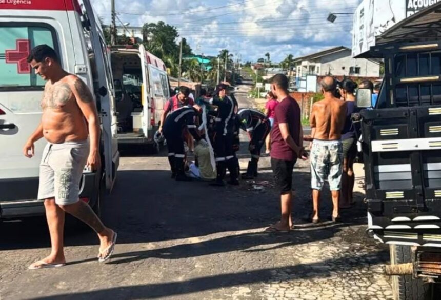 Três ficam feridos após desobedecer placa de Pare e bater de moto em Cruzeiro do Sul
