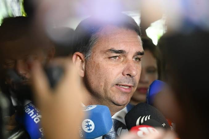 PT aciona TSE contra Flávio Bolsonaro por afirmações falsas sobre urnas eletrônicas