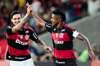 Flamengo faz 4 a 0 na Chapecoense e segue na cola do Palmeiras no Brasileirão Flamengo faz 4 a 0 na Chapecoense e segue na cola do Palmeiras no Brasileirão
