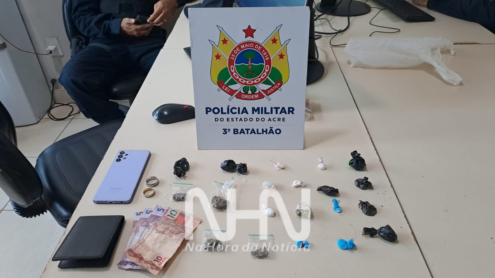 Dupla é presa pela Força Tática do 3º BPM com drogas durante ação no bairro Jorge Lavocat