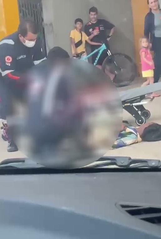 Mulher dá à luz na calçada em Cruzeiro do Sul; mãe e bebê são levados à maternidade Mulher dá à luz na calçada em Cruzeiro do Sul; mãe e bebê são levados à maternidade