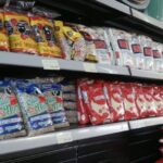 Cesta básica consome mais da metade do salário mínimo e exige 105 horas de trabalho por mês