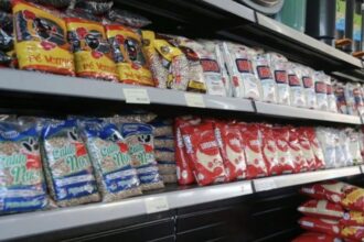 Cesta básica consome mais da metade do salário mínimo e exige 105 horas de trabalho por mês Cesta básica consome mais da metade do salário mínimo e exige 105 horas de trabalho por mês
