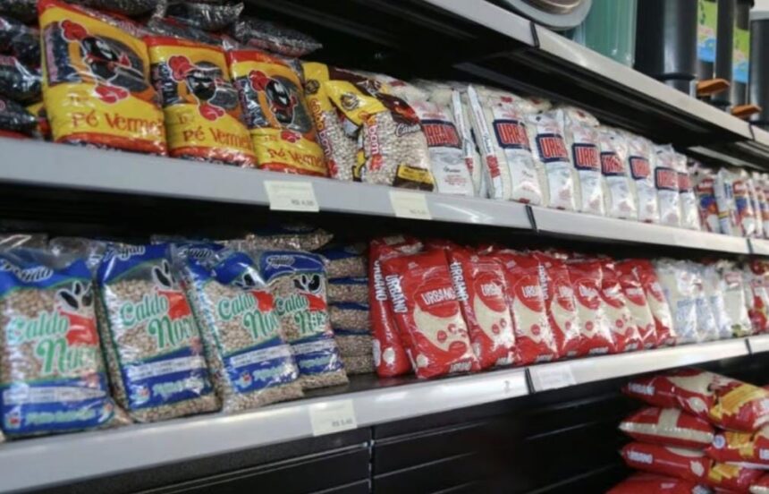 Cesta básica consome mais da metade do salário mínimo e exige 105 horas de trabalho por mês