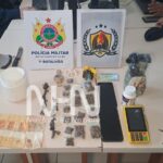 Denúncia leva Força Tática a ponto de tráfico e dupla é presa com drogas e dinheiro na Baixada da Sobral