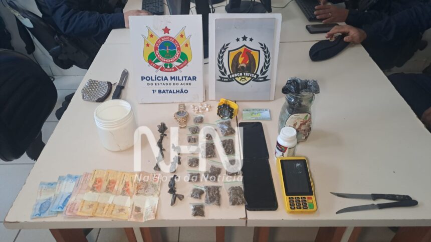 Denúncia leva Força Tática a ponto de tráfico e dupla é presa com drogas e dinheiro na Baixada da Sobral Denúncia leva Força Tática a ponto de tráfico e dupla é presa com drogas e dinheiro na Baixada da Sobral