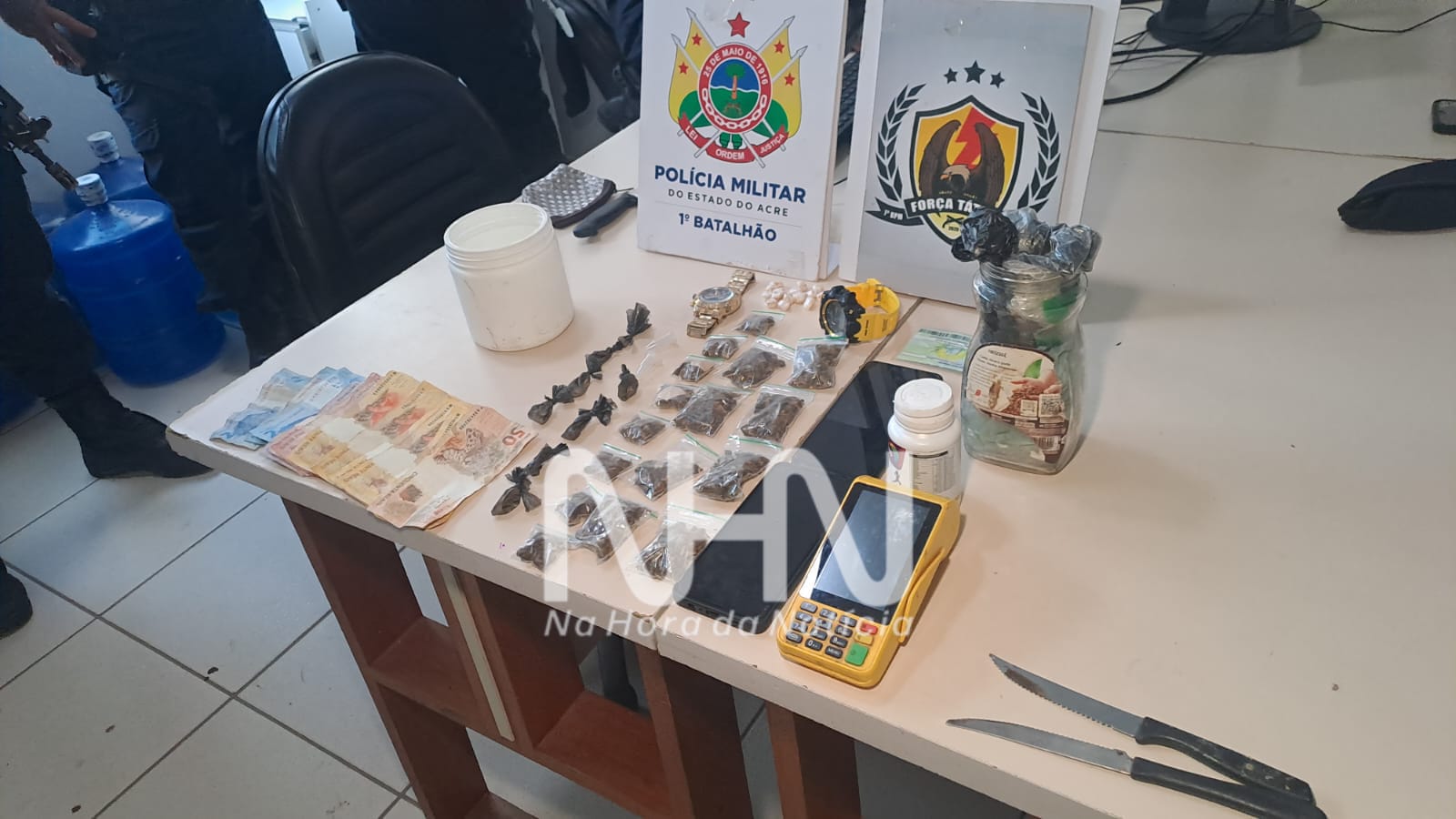 Denúncia leva Força Tática a ponto de tráfico e dupla é presa com drogas e dinheiro na Baixada da Sobral Denúncia leva Força Tática a ponto de tráfico e dupla é presa com drogas e dinheiro na Baixada da Sobral