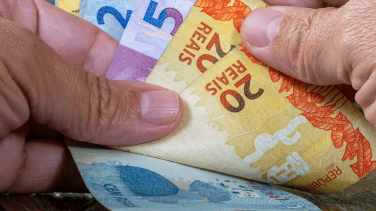 Mailza anuncia pagamento do salário e da primeira parcela do 13º aos servidores do Acre