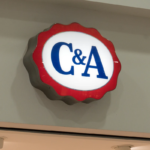 C&A é condenada a pagar R$ 20 mil a cliente seguida por segurança em loja por causa da cor da pele
