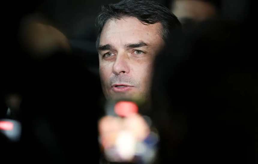 O que Flávio não explicou sobre os R$ 500 mil que recebeu de empresa ligada ao Master