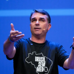 Flávio critica Michelle: ‘Está equivocada ao insinuar que estive em festa de Vorcaro’ Flávio critica Michelle: ‘Está equivocada ao insinuar que estive em festa de Vorcaro’