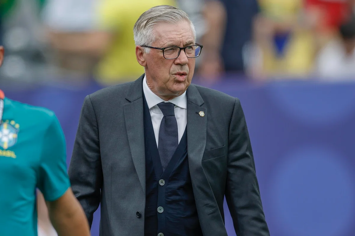 Ancelotti envia camisa a Solbakken, técnico da Noruega, após derrota