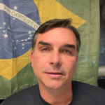Flávio Bolsonaro critica decisão de Moraes sobre o pai: 