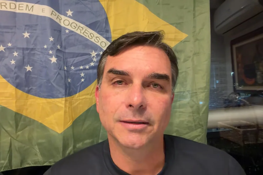 Flávio Bolsonaro critica decisão de Moraes sobre o pai: 