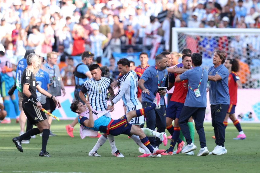Atletas e comissão da Argentina agridem espanhóis após perderem final Atletas e comissão da Argentina agridem espanhóis após perderem final