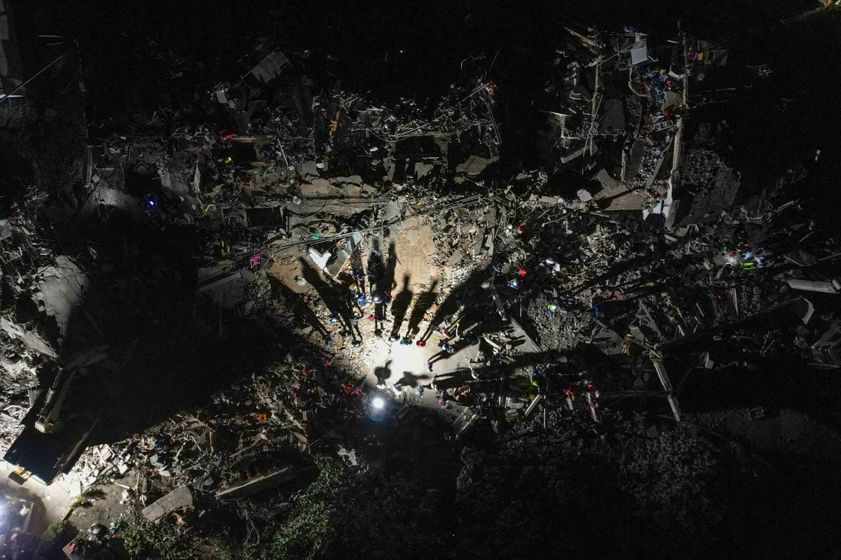 Sobe para 3.535 o número de mortos pelos terremotos na Venezuela Sobe para 3.535 o número de mortos pelos terremotos na Venezuela