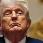 Justiça manda Trump pagar US$ 5,8 milhões a escritora por abuso sexual