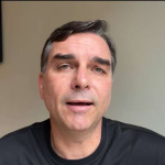 Flávio diz que PF fez buscas dentro do quarto da irmã mais nova atrás de armas de Bolsonaro: 'Muito constrangedor'