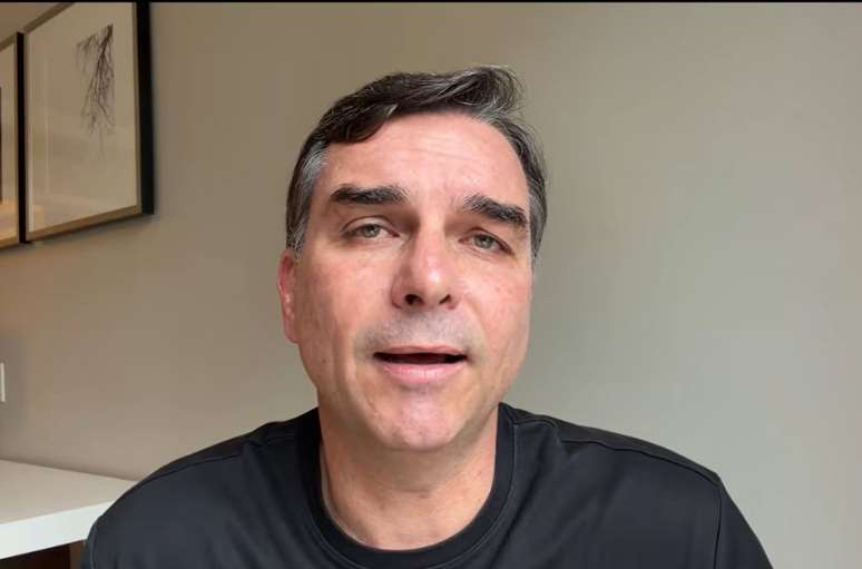 Flávio diz que PF fez buscas dentro do quarto da irmã mais nova atrás de armas de Bolsonaro: 'Muito constrangedor' Flávio diz que PF fez buscas dentro do quarto da irmã mais nova atrás de armas de Bolsonaro: 'Muito constrangedor'