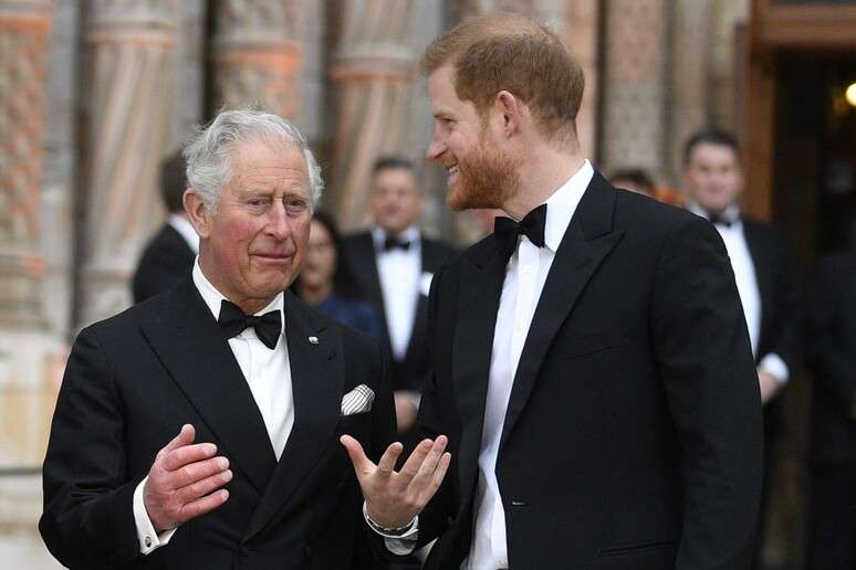 Charles III reencontra Harry, Meghan e netos em gesto de reconciliação
