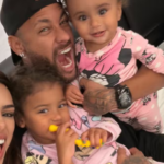 Neymar volta ao Brasil com a família após eliminação na Copa do Mundo