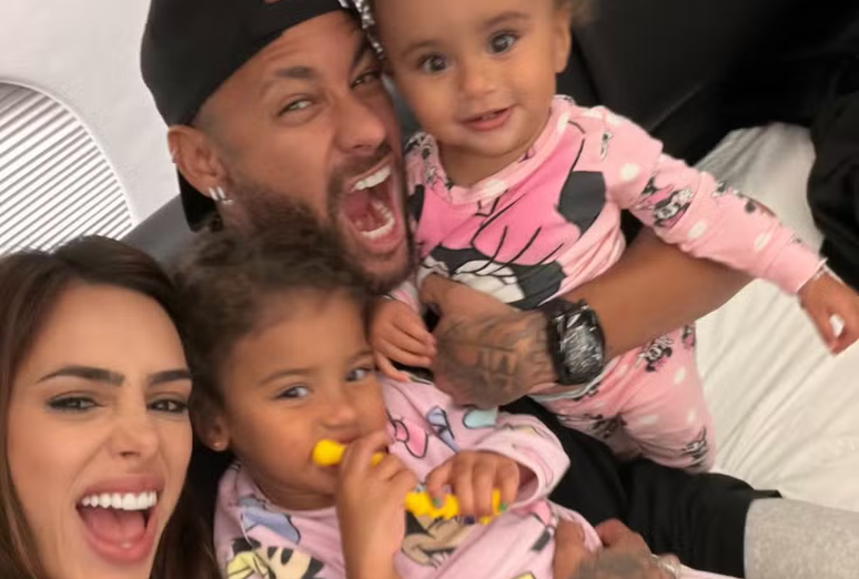 Neymar volta ao Brasil com a família após eliminação na Copa do Mundo