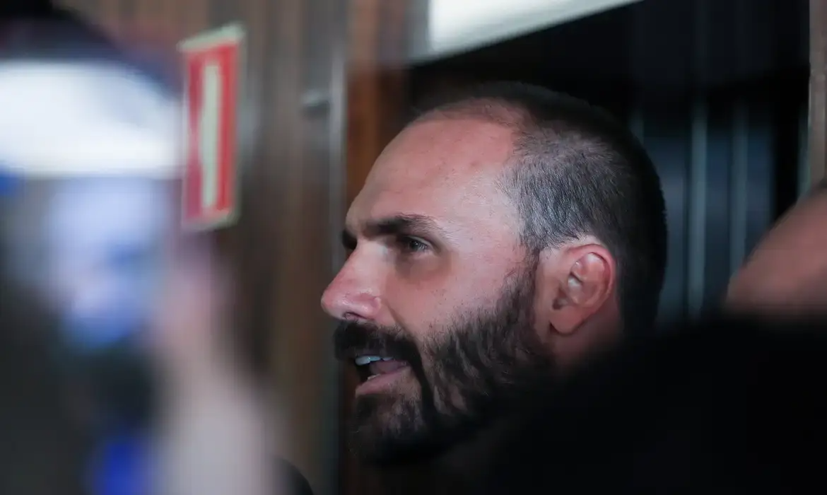 Eduardo Bolsonaro diz que Lula é visto como “bêbado da rua” no exterior Eduardo Bolsonaro diz que Lula é visto como “bêbado da rua” no exterior