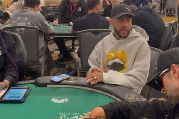 Neymar é visto jogando poker em Las Vegas após eliminação do Brasil na Copa do Mundo Neymar é visto jogando poker em Las Vegas após eliminação do Brasil na Copa do Mundo