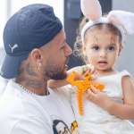 À distância, Neymar celebra os 2 anos da filha enquanto web cobra presença da menina na Copa À distância, Neymar celebra os 2 anos da filha enquanto web cobra presença da menina na Copa