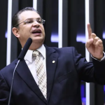 PF encontra dinheiro escondido em livro falso na casa de advogado ligado a Sóstenes