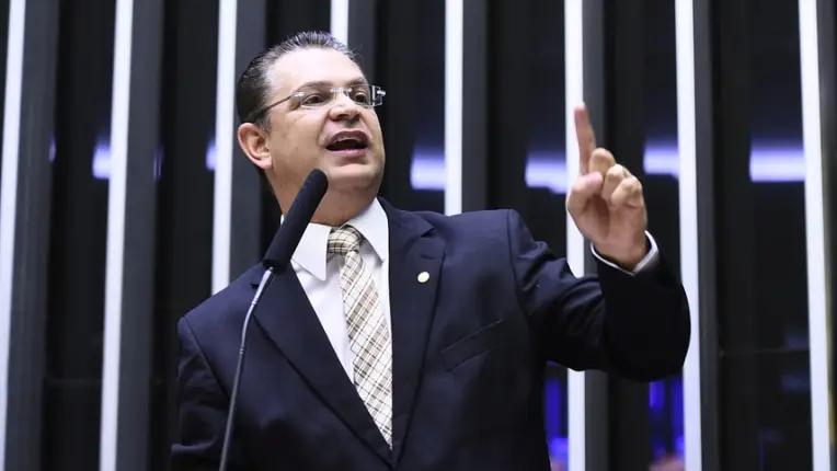PF encontra dinheiro escondido em livro falso na casa de advogado ligado a Sóstenes