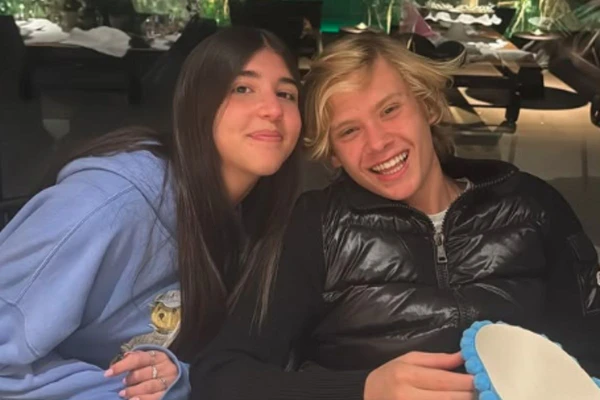 Aos 15 anos, filho de Adriane Galisteu faz rara aparição com a namorada no aniversário da avó Aos 15 anos, filho de Adriane Galisteu faz rara aparição com a namorada no aniversário da avó