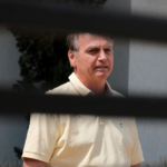 Moraes autoriza Jair Renan e Carlos a visitarem Jair Bolsonaro em prisão domiciliar
