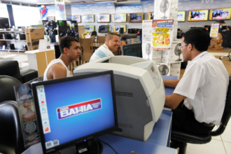 Demitidos das Casas Bahia voltam à folha, mas emprego ainda não está garantido