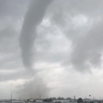 Tornados raros para a região atingem Nova York e tempestade paralisa metrô e rodovias