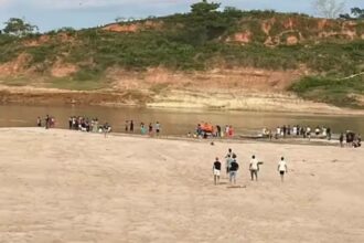 Bombeiros retomam buscas por corpos de irmãos que desapareceram no Rio Juruá Bombeiros retomam buscas por corpos de irmãos que desapareceram no Rio Juruá