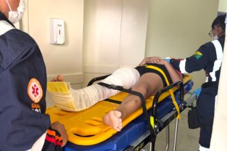 Criança de 11 anos com fratura no fêmur não é recebida no PS e volta para ambulância do SAMU em Rio Branco Criança de 11 anos com fratura no fêmur não é recebida no PS e volta para ambulância do SAMU em Rio Branco