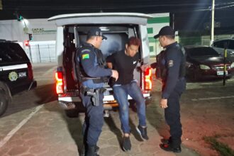 Homem sem CNH é preso com moto roubada após fugir da polícia e provocar acidente em Rio Branco