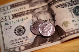 Dólar cai a R$ 5,14, menor valor em 10 dias; Ibovespa sobe quase 2%