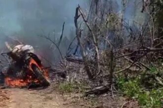 Vídeos mostram barracos e motos em chamas após operação na fronteira do Acre com Amazonas; moradores reagem